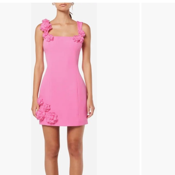 Elliatt Dresses & Skirts - ELLIATT flower dress